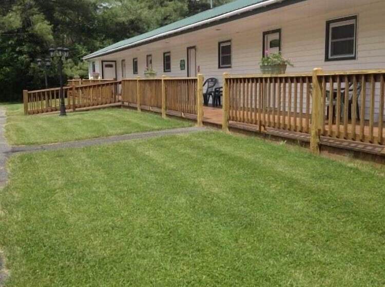 בית מלון כפרי Baumann S Brookside Resort