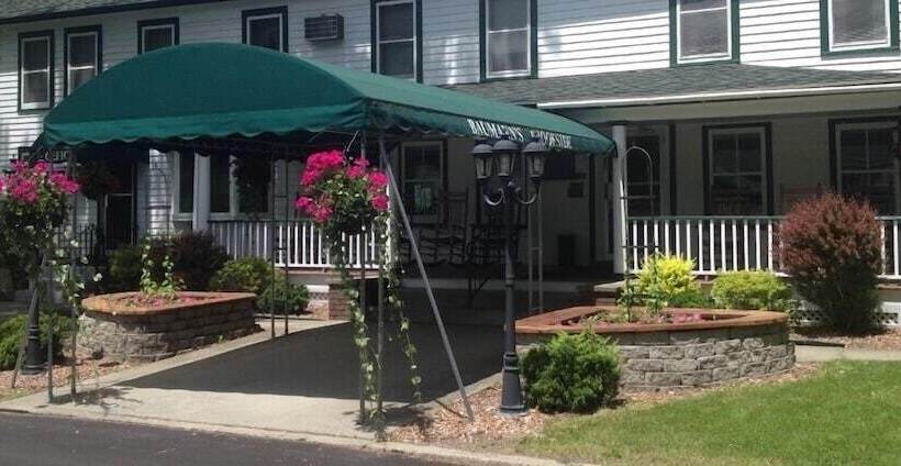 בית מלון כפרי Baumann S Brookside Resort