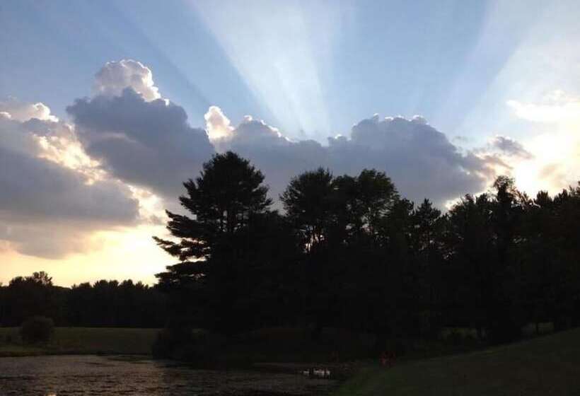 בית מלון כפרי Baumann S Brookside Resort