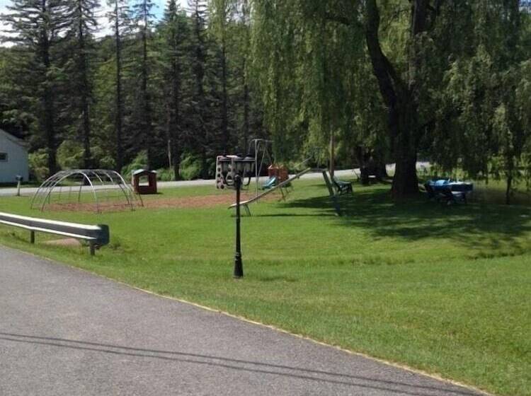 בית מלון כפרי Baumann S Brookside Resort