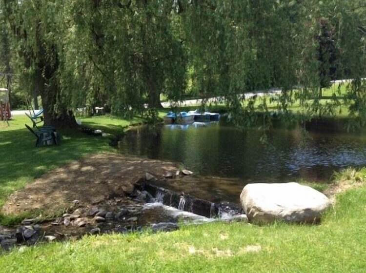 בית מלון כפרי Baumann S Brookside Resort