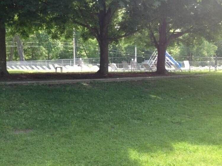 בית מלון כפרי Baumann S Brookside Resort