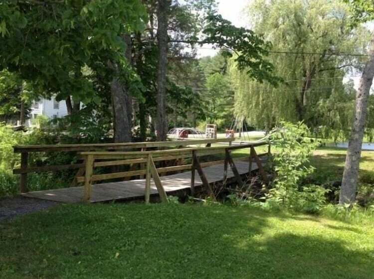 בית מלון כפרי Baumann S Brookside Resort