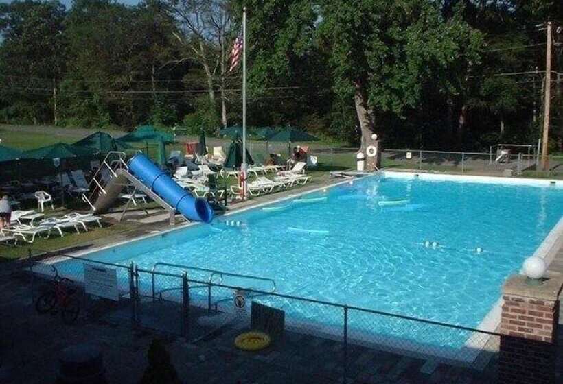 בית מלון כפרי Baumann S Brookside Resort