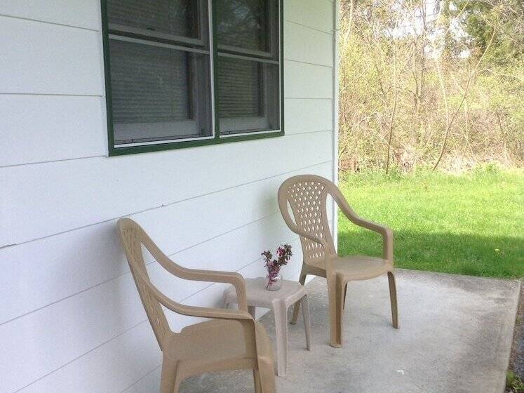 בית מלון כפרי Baumann S Brookside Resort