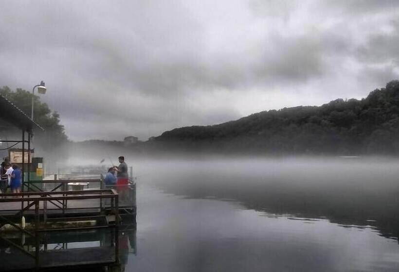 فندق Taneycomo Lakefront Resort