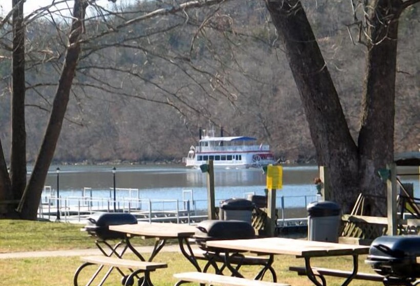 فندق Taneycomo Lakefront Resort