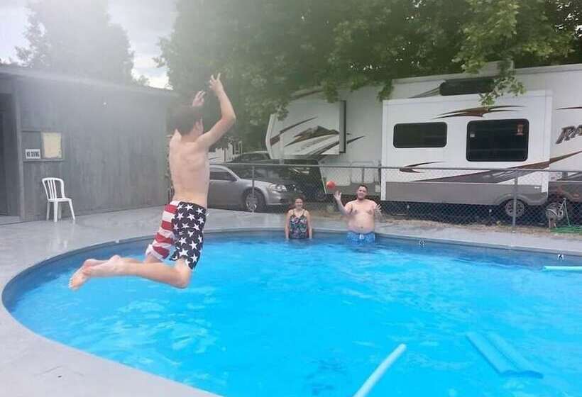 فندق Taneycomo Lakefront Resort