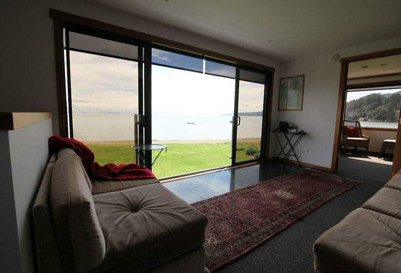 בית מלון כפרי Te Puru Beach Lodge