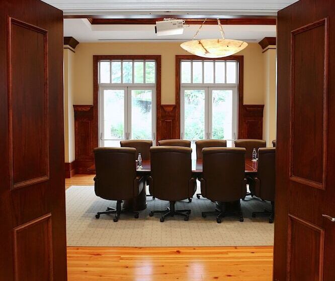 Отель The Inn At Ole Miss