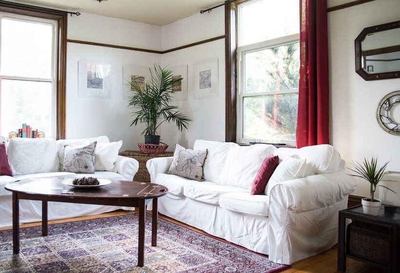 Laura S Bed & Breakfast