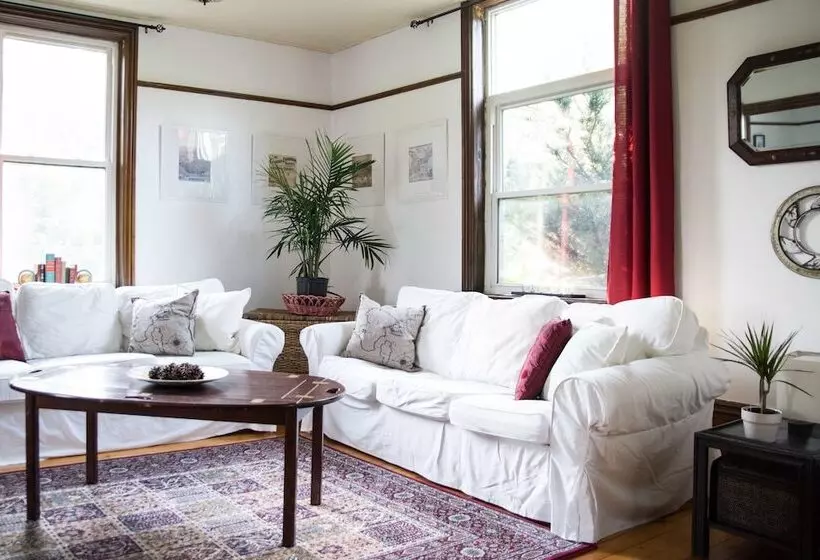 Laura S Bed & Breakfast