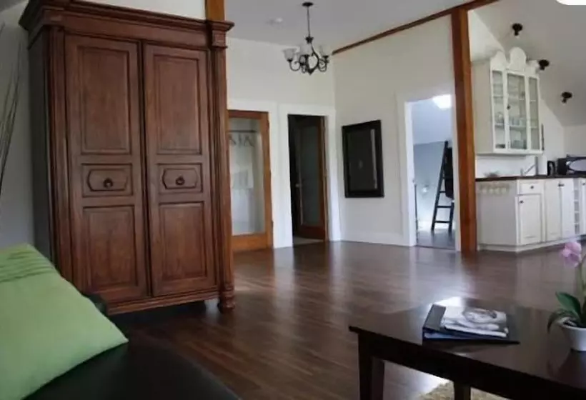 ペンション Maple Grove Guest House