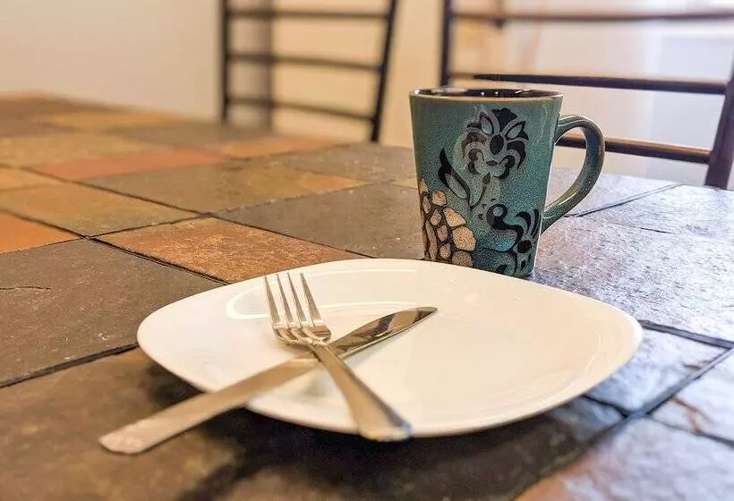 Skyline Motel & Campus Inn