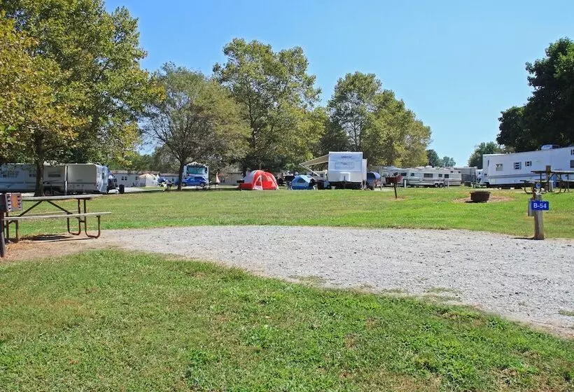 Hotelli Circle M Rv & Camping Resort   Caravan Park