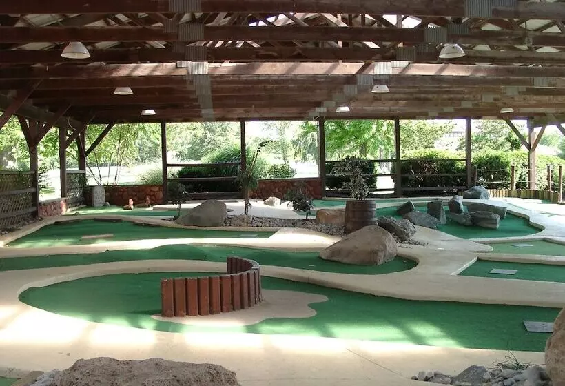 Hotelli Circle M Rv & Camping Resort   Caravan Park