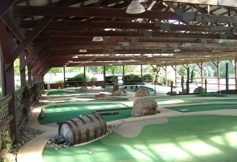 Hotelli Circle M Rv & Camping Resort   Caravan Park