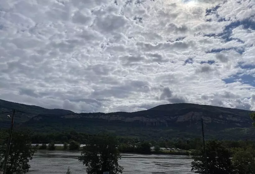 ホテル Hôtel Restaurant La Source