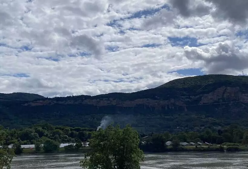 ホテル Hôtel Restaurant La Source