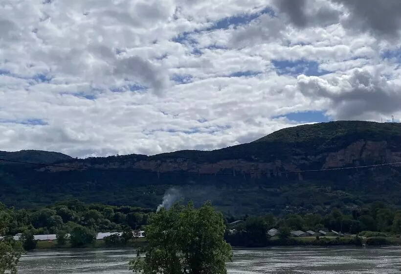 ホテル Hôtel Restaurant La Source