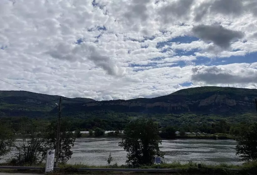 ホテル Hôtel Restaurant La Source