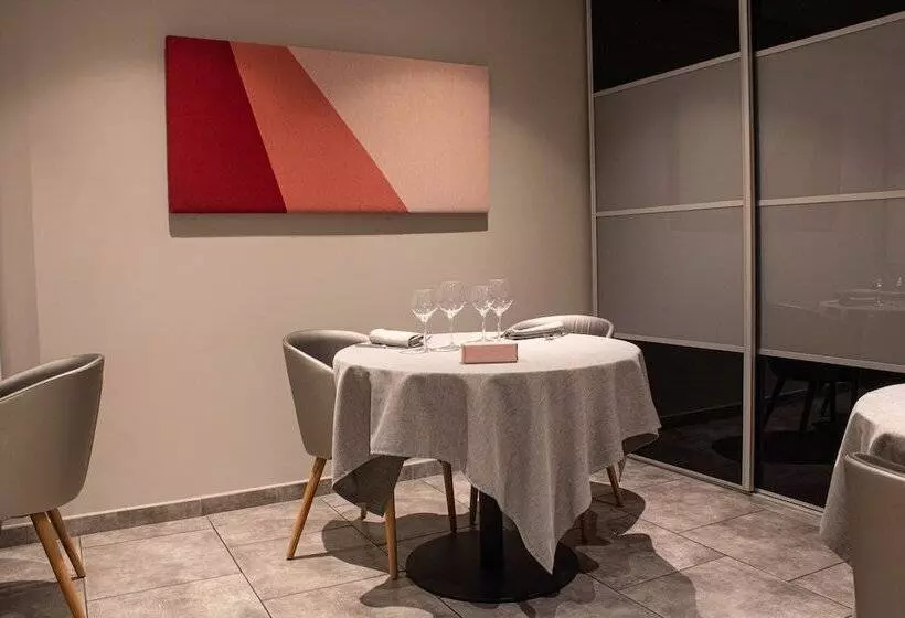 ホテル Hôtel Restaurant La Source