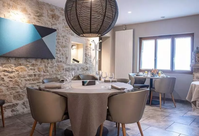 ホテル Hôtel Restaurant La Source