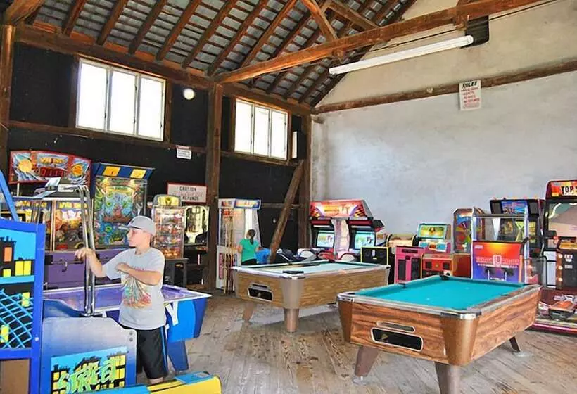 Hotelli Robin Hill Rv Resort & Campground   Caravan Park