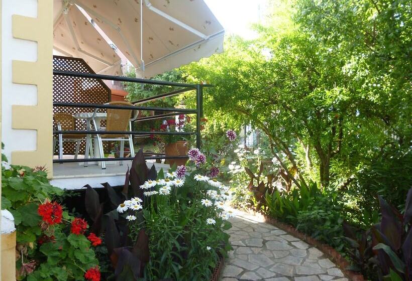 Kostas Apartments & Studios