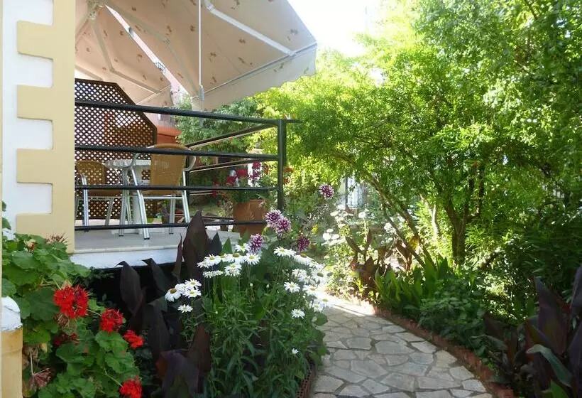 Kostas Apartments & Studios