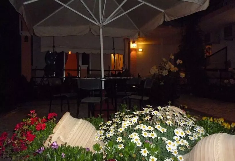 Kostas Apartments & Studios