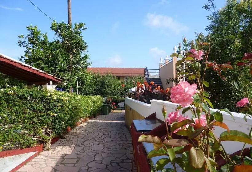 Kostas Apartments & Studios