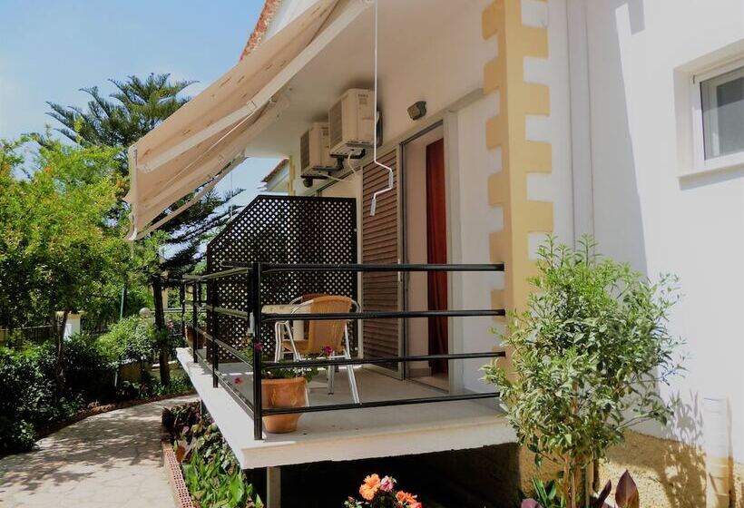 Kostas Apartments & Studios