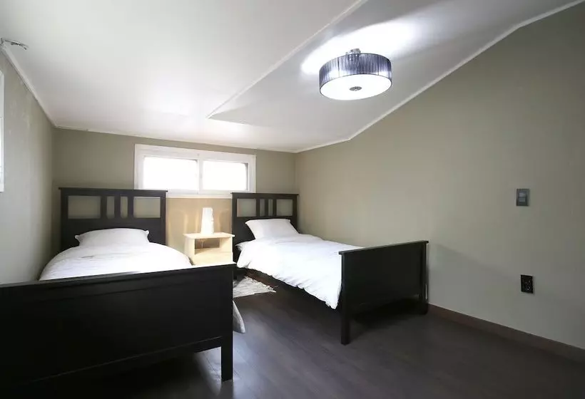 Dreamers Guesthouse  Hostel