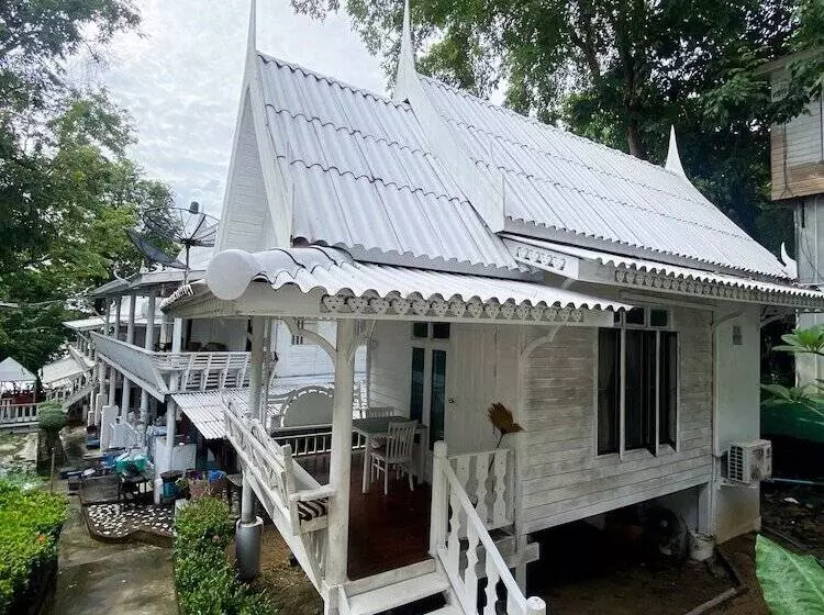 Hotel Banthaisangthain Resort