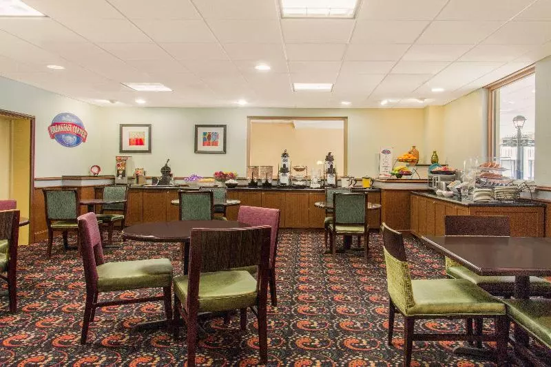 Отель Baymont By Wyndham Fayetteville Fort Bragg Area