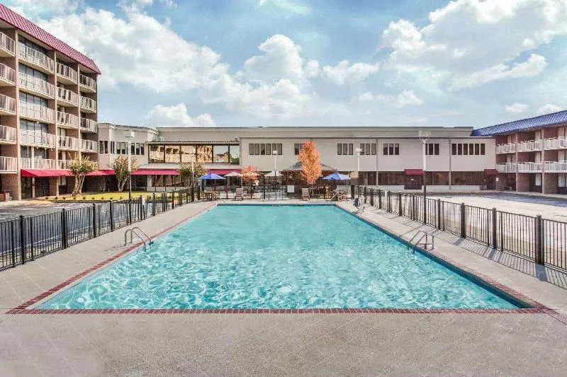 Отель Baymont By Wyndham Fayetteville Fort Bragg Area