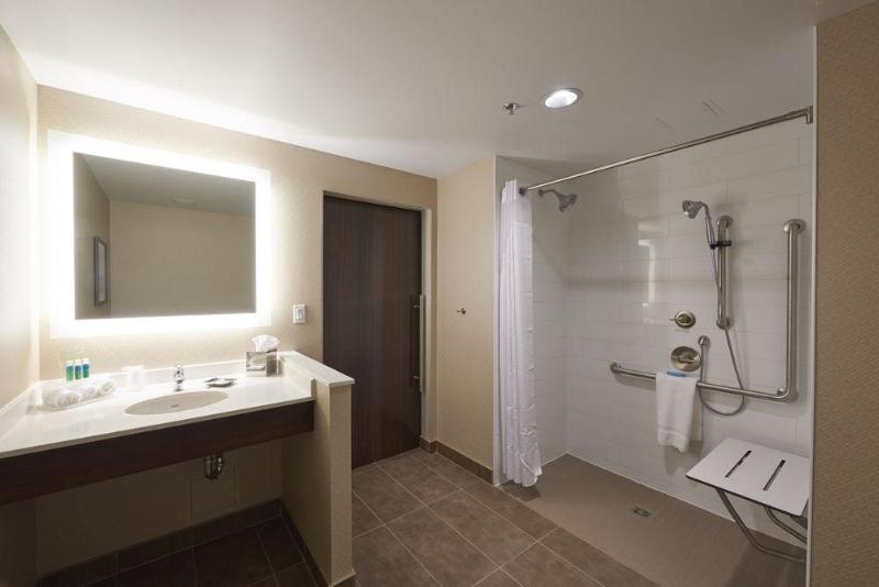 فندق Holiday Inn Express & Suites St. John S Airport, An Ihg