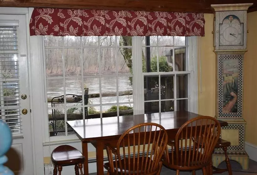 Aamiaismajoitus (B&B) Lumberville 1740 House