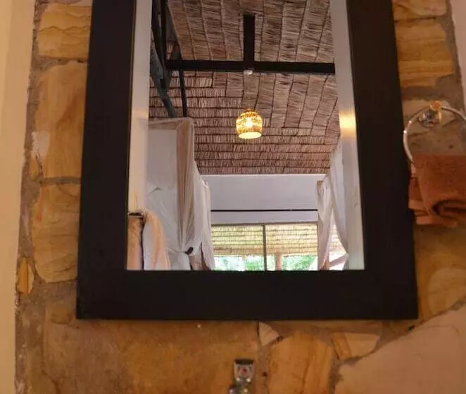 هتل Honey Badger Lodge