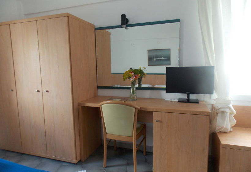 Blue Island Studios & Apartments