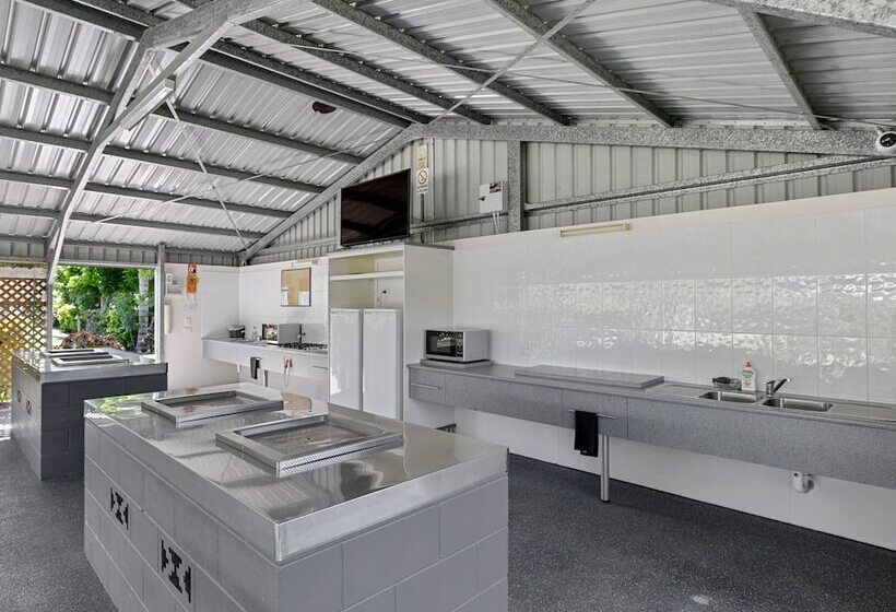 ホテル Queens Beach Tourist Village