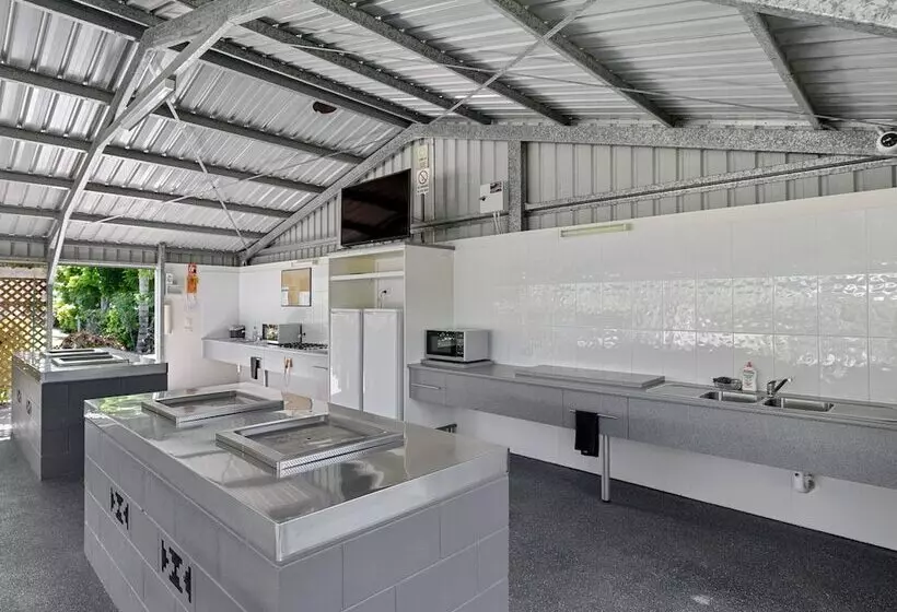 בית מלון כפרי Queens Beach Tourist Village