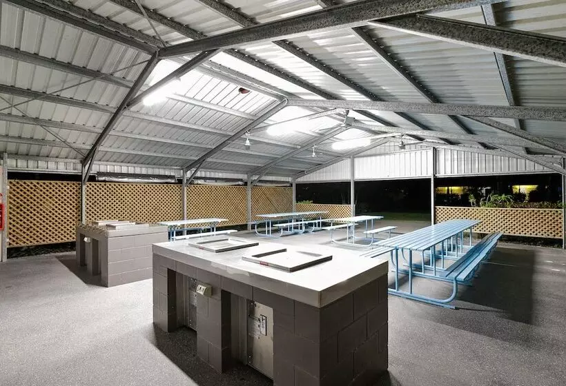 בית מלון כפרי Queens Beach Tourist Village