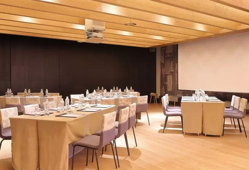 هتل The Place Tainan