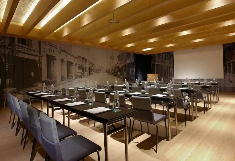 هتل The Place Tainan