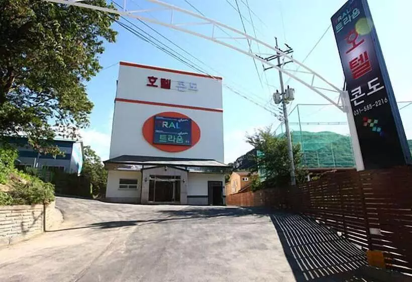 Traum Hotel & Condo
