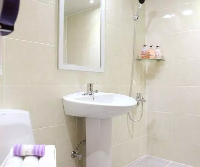 Traum Hotel & Condo