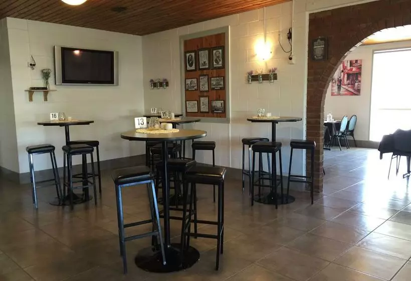 モーテル Kings Motor Inn & Steakhouse