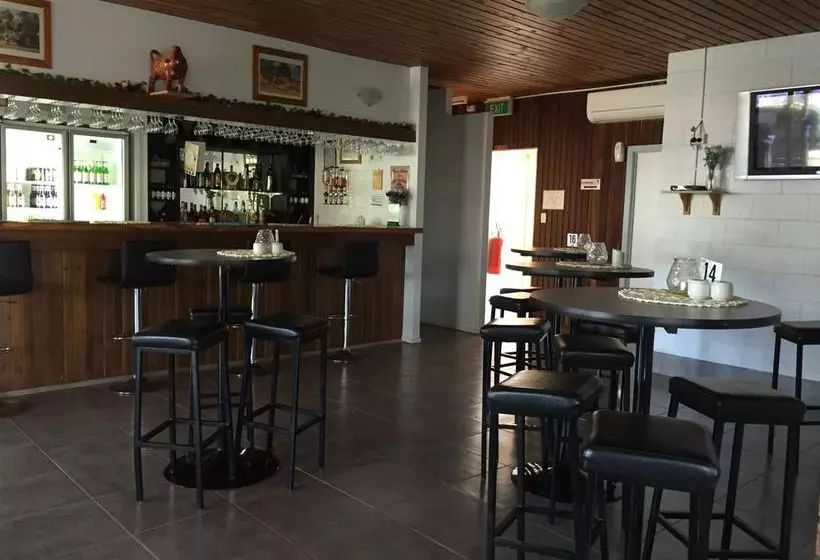 モーテル Kings Motor Inn & Steakhouse